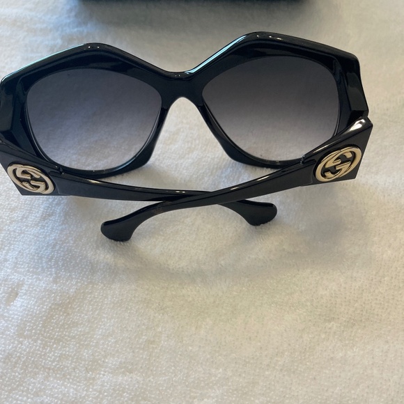 Gucci Large Sunglasses -(PRE-OWNED) (NO SCRATCHES ON LENS) - Picture 1 of 9